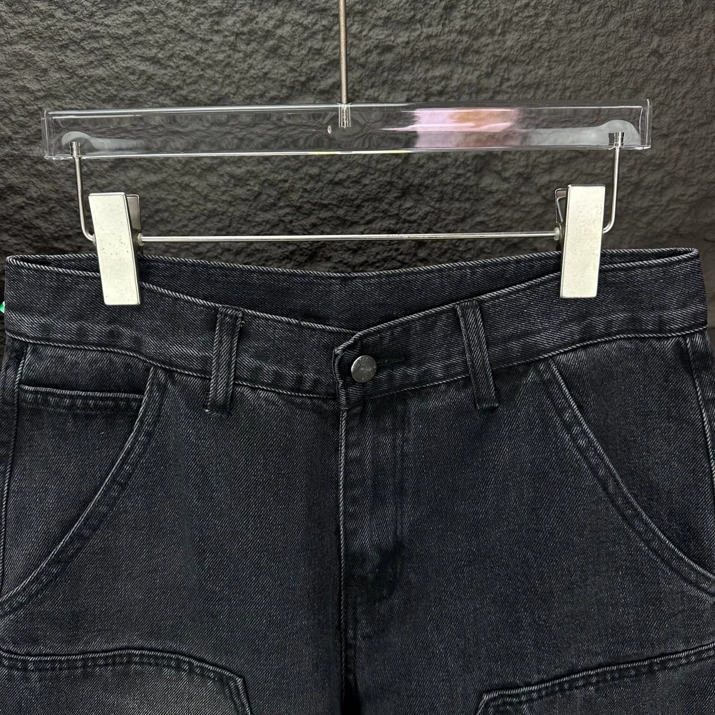 Carhartt 2025 New Arrival Simpson ripped multi-pocket logging workwear couple's washed jeans High version High version Top ceiling Quality Styles with different washed textures are very friendly to people with thin legs and thick legs. The straight version is very flattering to the leg shape. Moderate length that never goes out of style, easy to match with casually, basic styling for various styles, a must-have in the wardrobe! The fabric is stiff but also makes the upper body soft without losing texture. The washing process is even more perfect. It is a must-have item for everyone! ! ! Washed wheat, hang tag, pants label, three labels complete Color: washed black Size: 28, 30, 32, 34, 36 (five sizes)